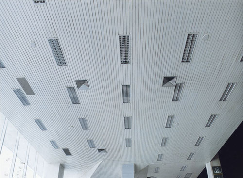 石膏板吊頂為何易開裂？——深度解析家裝工程中的常見問題